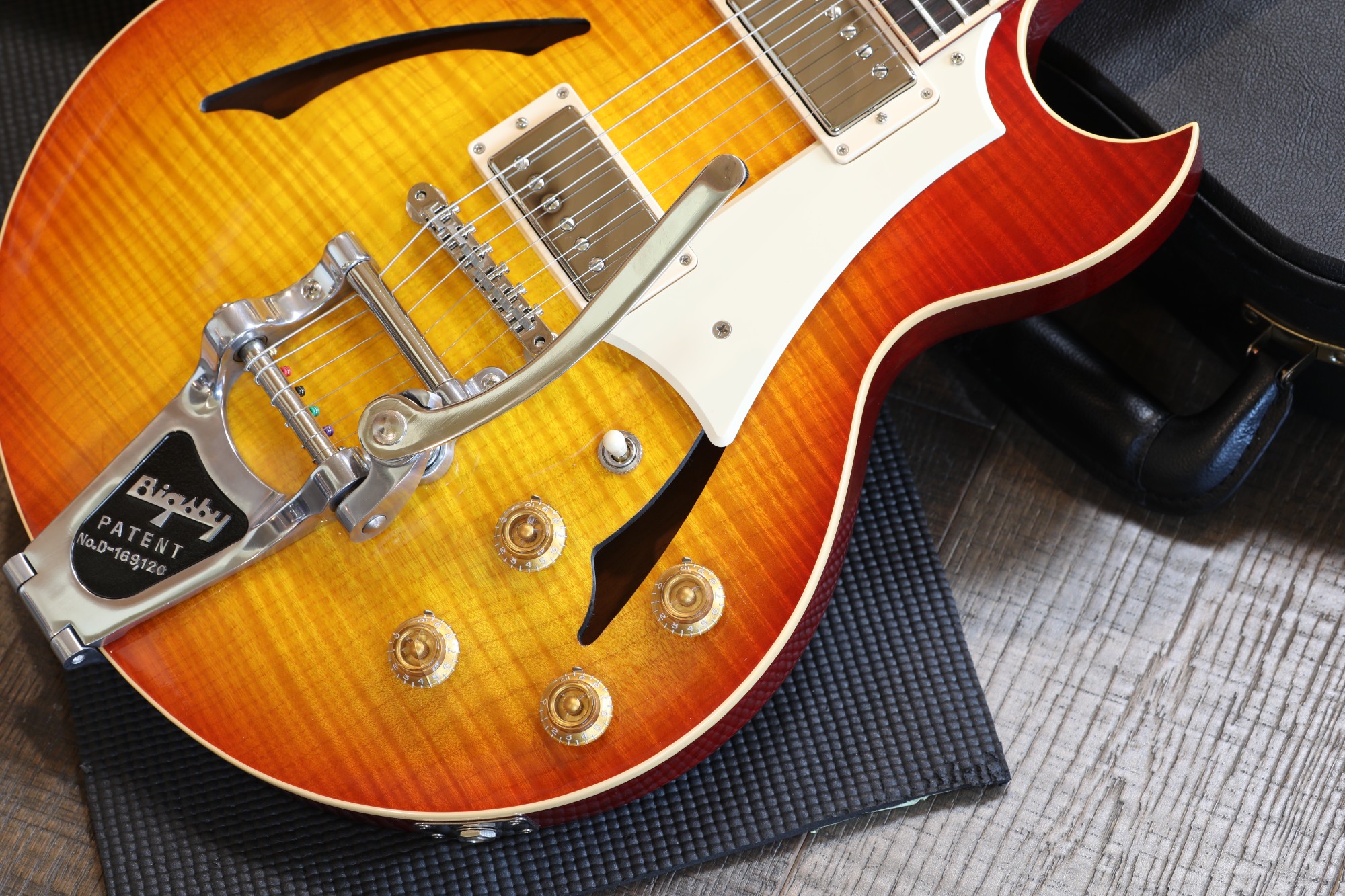 2014 Gibson Custom Shop Johnny A Standard Signature w/ Bigsby Semi