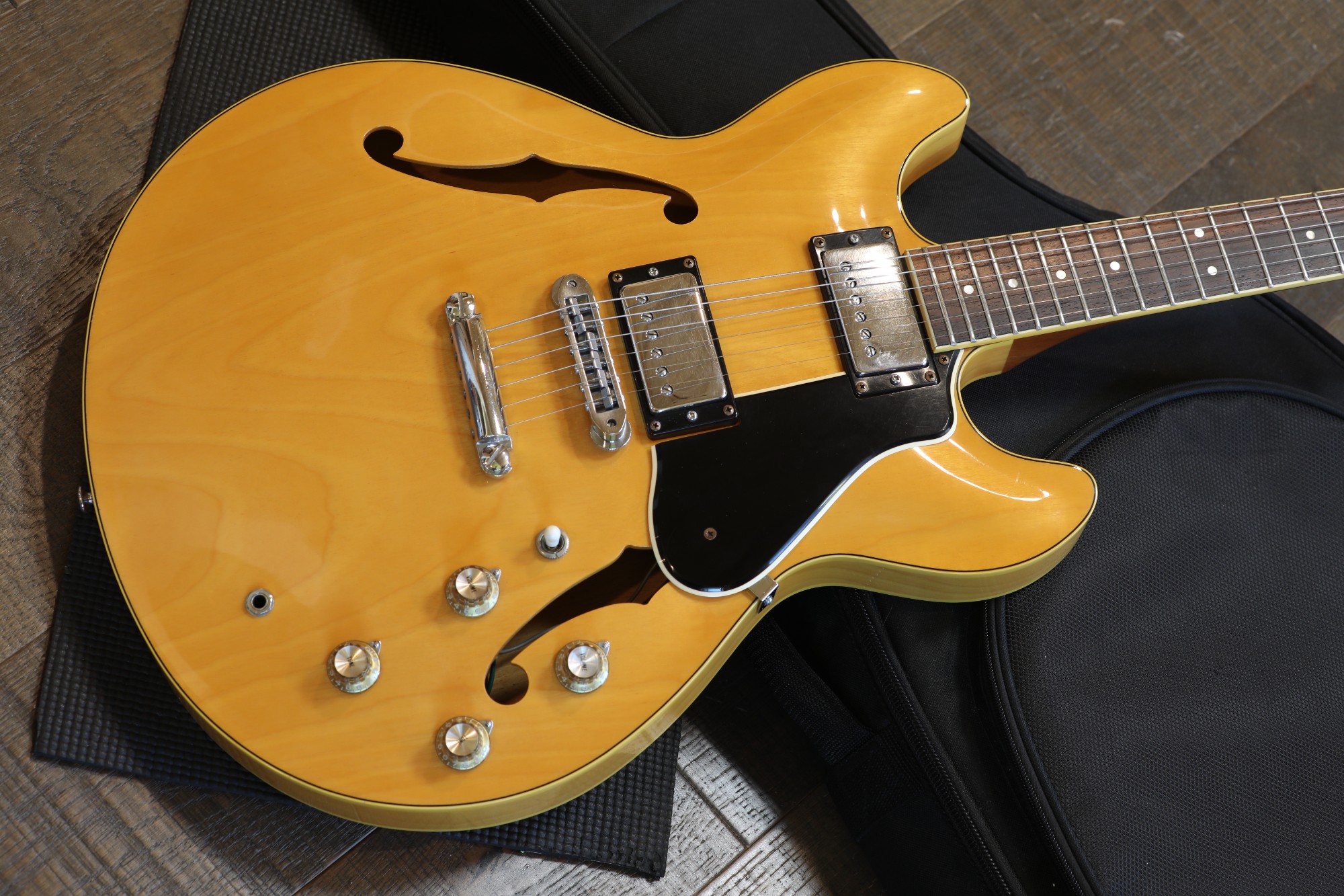 Yamaha SA700 Super Axe Semi-Hollow Electric Guitar Natural + GB