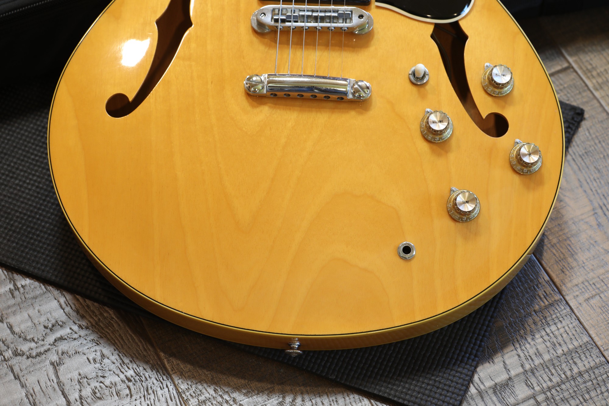 Yamaha SA700 Super Axe Semi-Hollow Electric Guitar Natural + GB