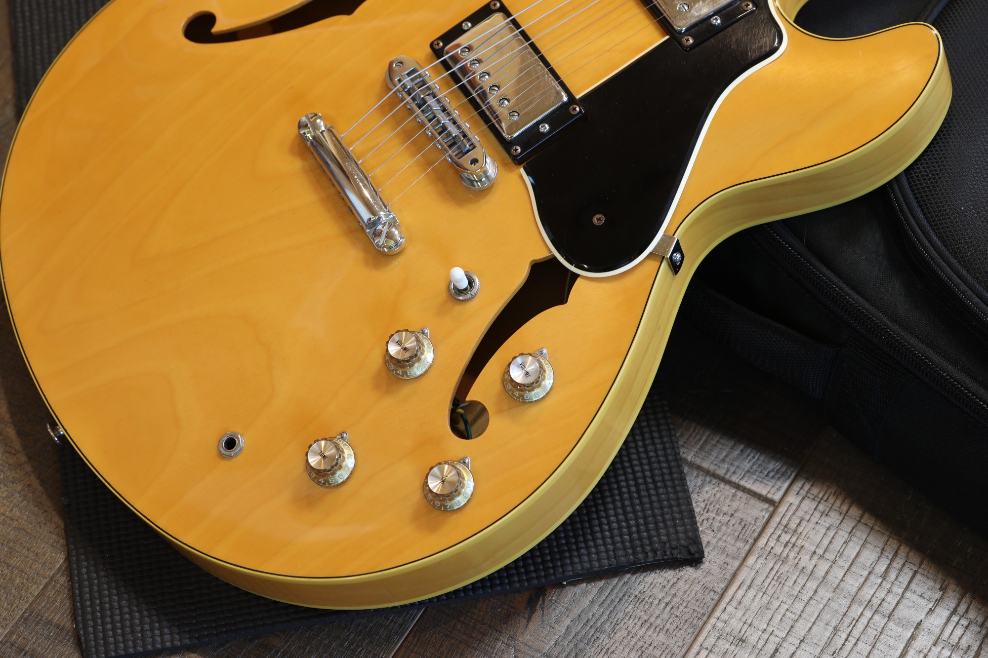 Yamaha SA700 Super Axe Semi-Hollow Electric Guitar Natural + GB