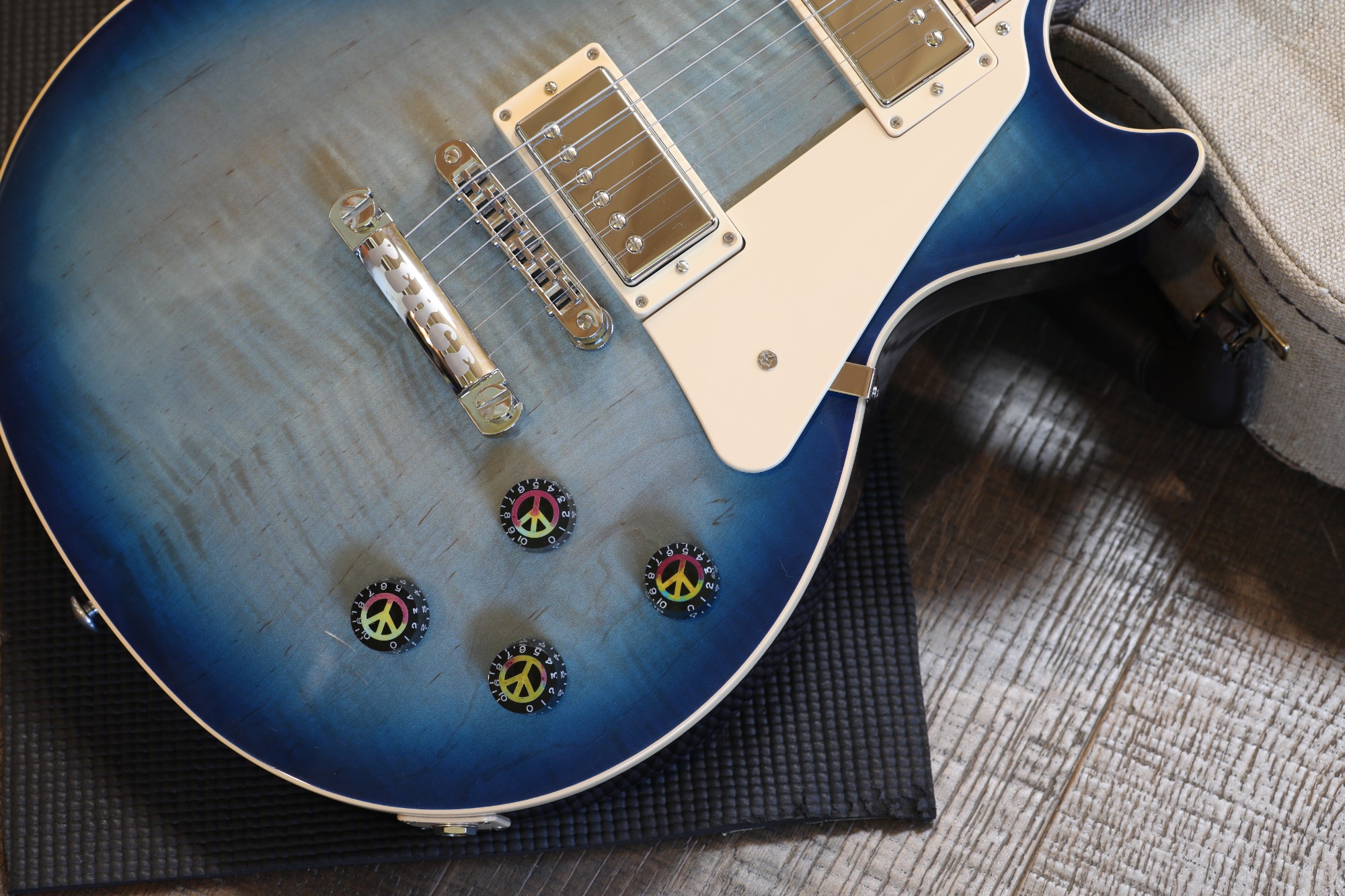 2014 Gibson Les Paul Peace 120th Anniversary Electric Guitar