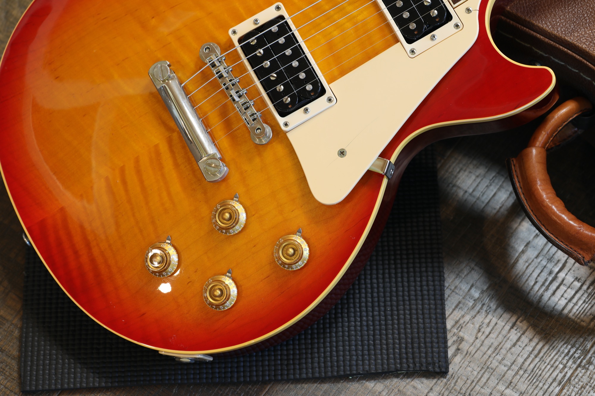 1995 Gibson Les Paul Classic Electric Guitar Figured Cherry